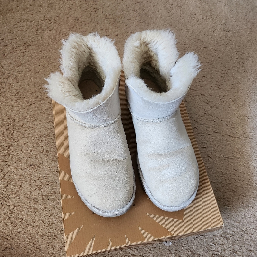 UGG Mini BAILEY BUTTON in CLOUD - Picture 2 of 9